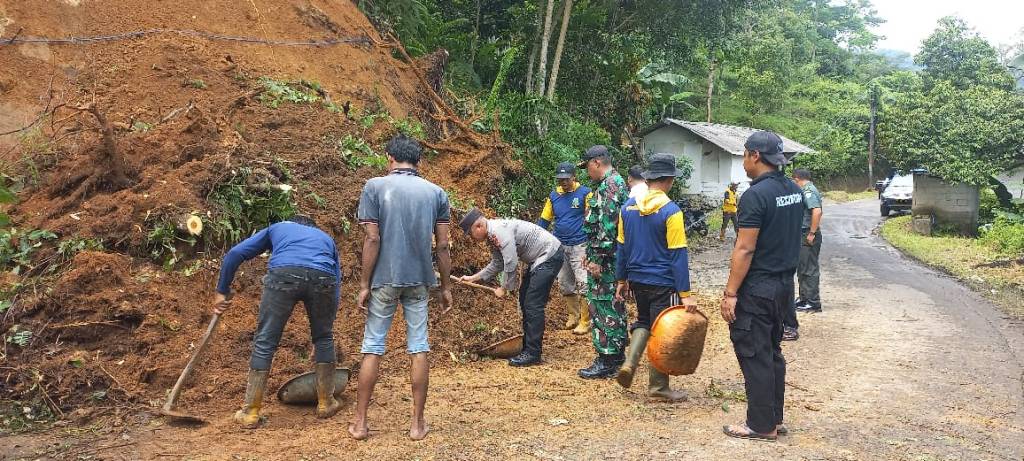 Personil Polsek Lebakgedong Polres Lebak Sigap Tanggap Bencana&nbsp;Longsor