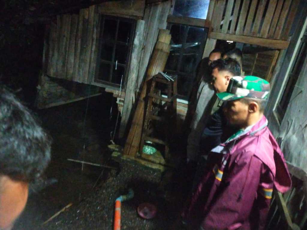 Babinsa Koramil 1717/Kadipaten Datangi Lokasi Longsor di Kecamatan Panyingkiran