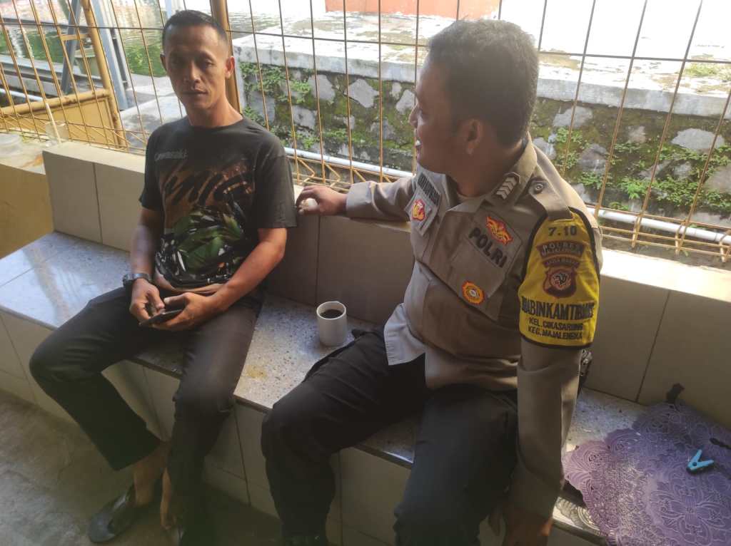 Bripka Heri Bhabinkamtibmas Polsek Majalengka Kota Berdialog dengan Warga di&nbsp;Mapolsek
