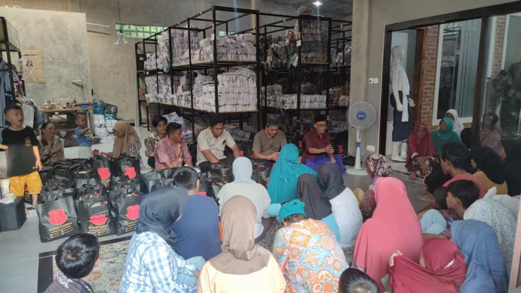 MAWAR FASHION gelar santunan anak yatim dan warga jompo.