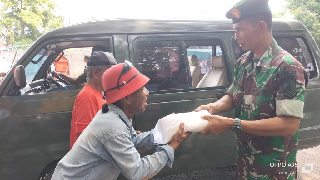 Cara Unik Korem 081/DSH Salurkan Zakat Fitrah