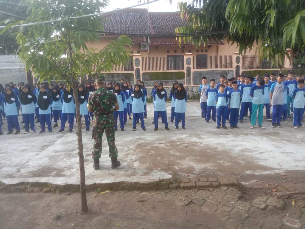 Tanamkan Disiplin dan Kekompakan, Babinsa Latih PBB Kepada Siswa/Siswi MTs Al&nbsp;Ikhlas