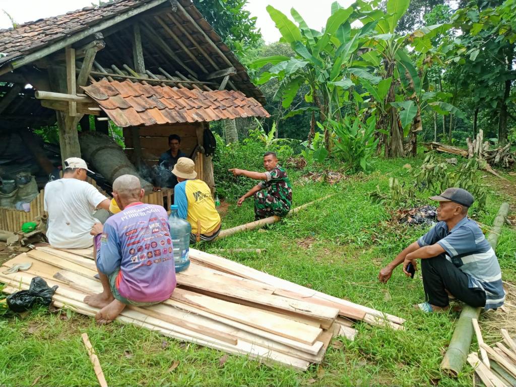 Datangi Warga, Babinsa di Majalengka Laksanakan Komsos di Wilayah&nbsp;Binaan