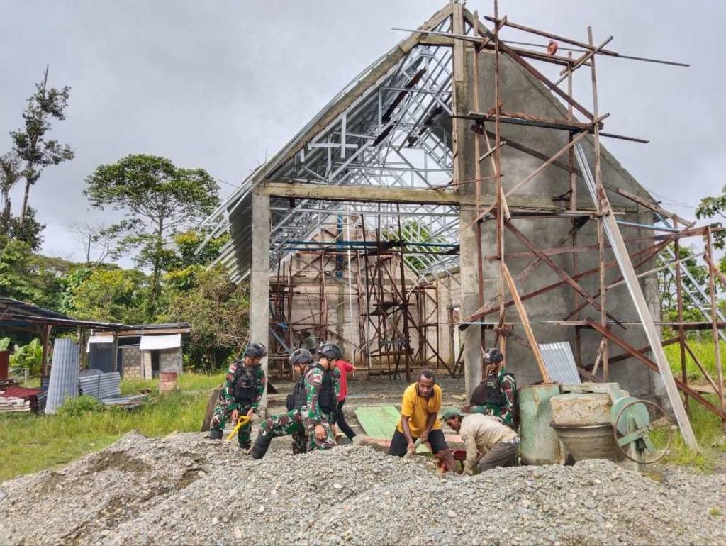 Perkuat Toleransi Beragama, Satgas Yonif 310/KK Bantu Pembangunan Gereja