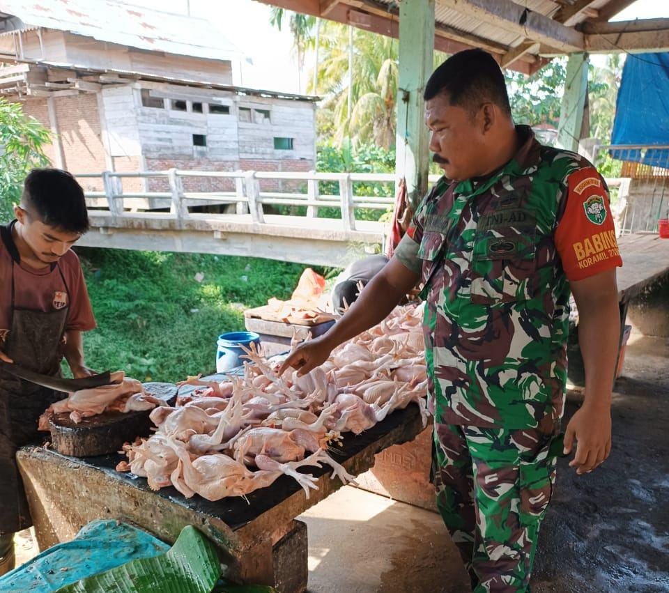 Masih Suasana Lebaran, Babinsa Koramil 23/Nsm Cek Harga Sembako di Pasar
