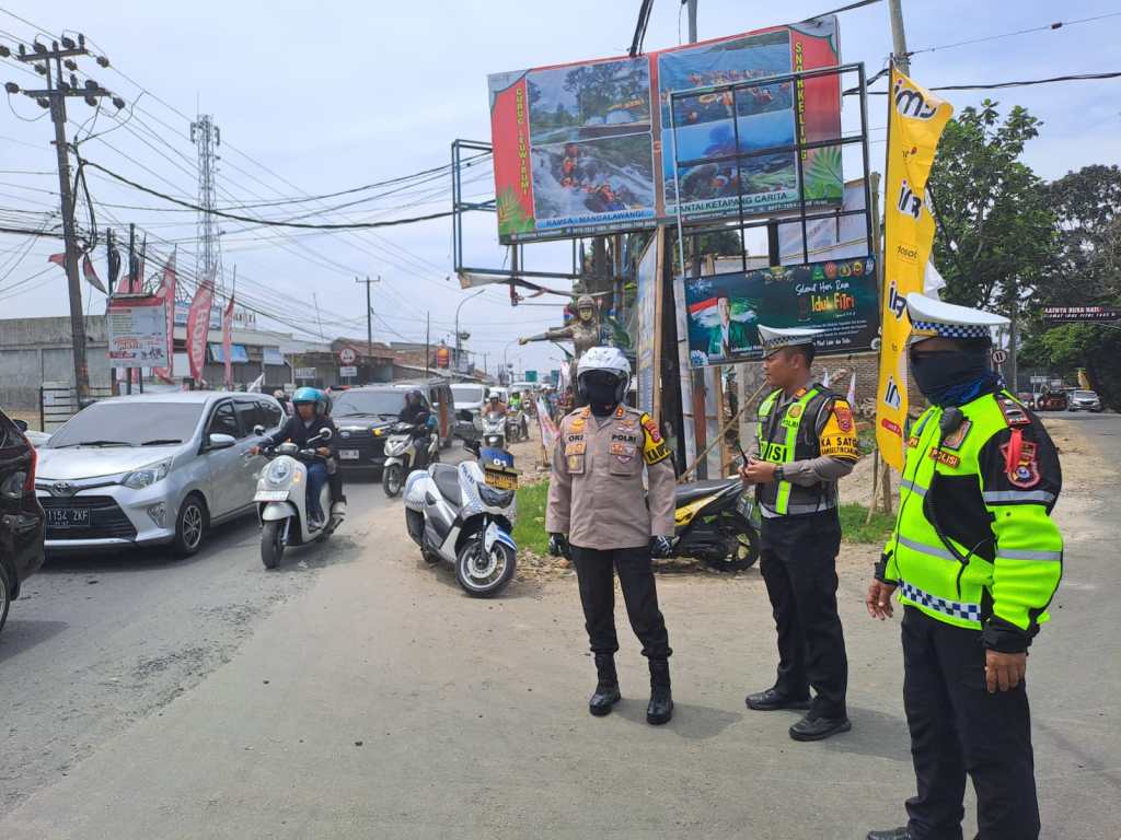 Kapolres Pandeglang Turun Langsung ke Lapangan untuk Memberikan Pelayanan Pengaturan Lalulintas selama Perayaan Idul Fitri 1445 H
