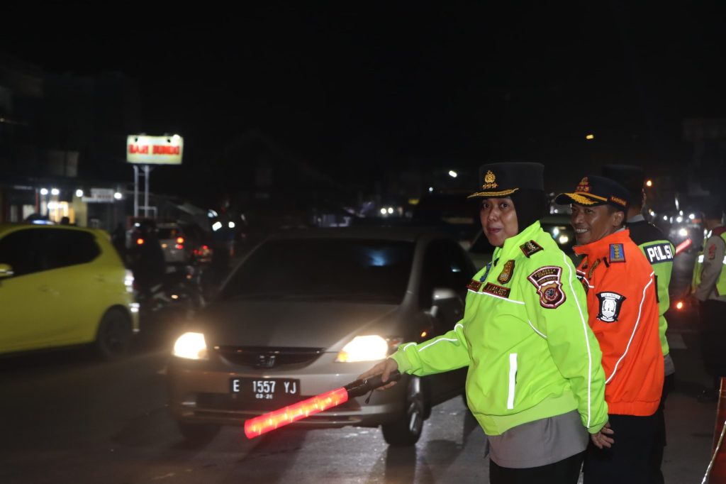 Kapolresta Cirebon Pimpin Patroli Pengamanan dan Pengaturan Arus Lalu Lintas Antisipasi Dampak One Way di Jalur Tol