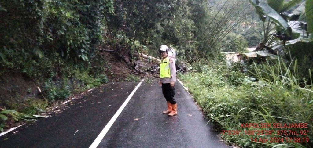 Kabid Humas Polda Jabar : Akses jalan dari Selajambe menuju Darma kembali tertutup Longsor.