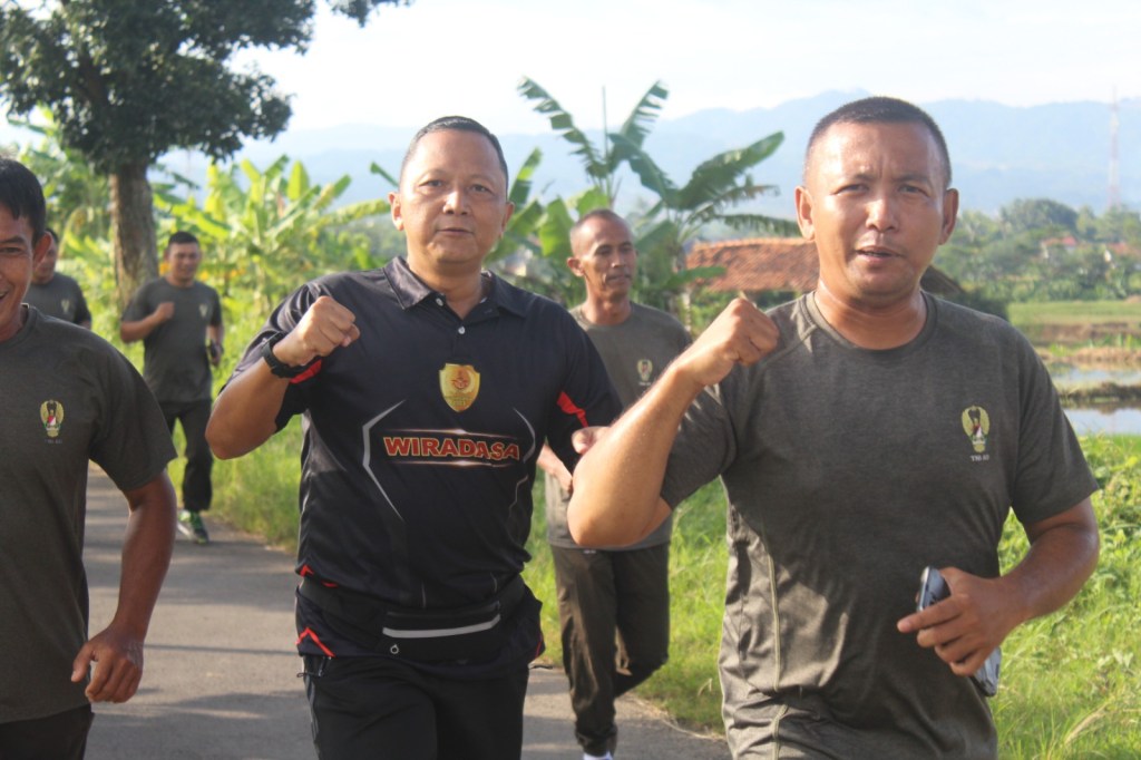 Jaga Kondisi Fisik, Dandim Laksanakan Kegiatan Olahraga Bersama Dengan Anggota Kodim&nbsp;0617/Majalengka