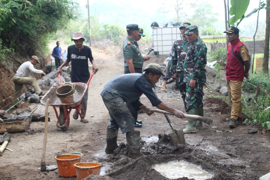 Kunker Dandim 0610 Sumedang Tinjau Karya Bakti Ramil 1004 Tanjungsari Bersama Warga Pengecoran Jalan Desa Pamulihan