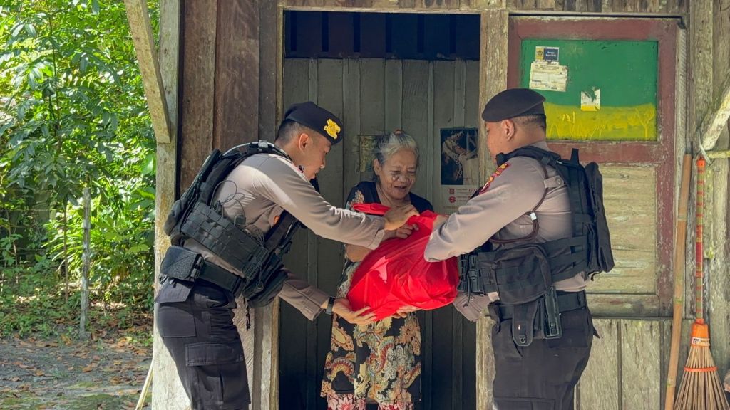 Peduli Masyarakat, Samapta Polres Kobar Bagikan Bantuan Sosial