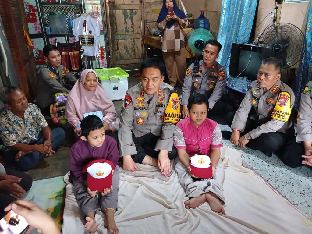 Kapolsek Senapelan Dampingi Kapolda Riau Besuk Anak Menderita Penyakit Tulang&nbsp;Kaca