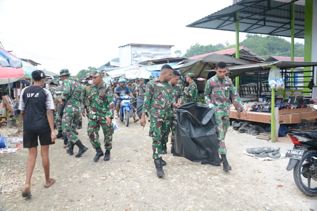 Prajurit Korem 172/PWY Turun Bersihkan Sampah Di Pasar Youtefa