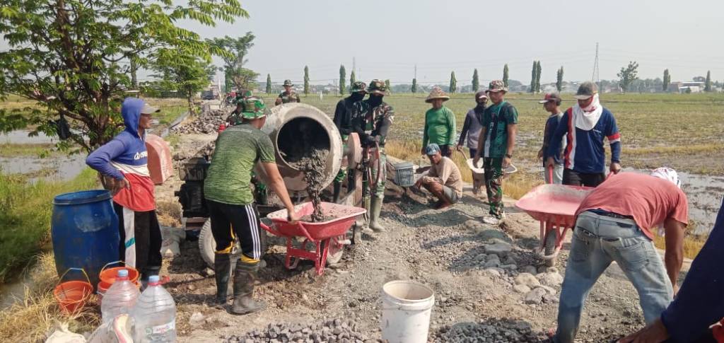 Percepat Progress Pekerjaan, Mesin Molen Setia Nemani Anggota Satgas TMMD dan Warga Desa&nbsp;Wirun