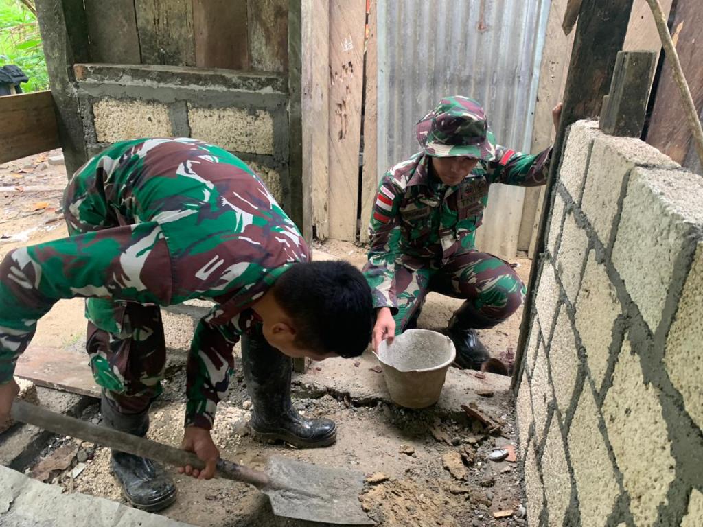 Tingkatkan Kesejahteraan Masyarakat, Satgas Yonif 122/TS Membangun Fasilitas Umum MCK di Kampung Kalifam Papua