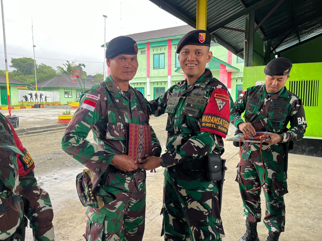 Lestarikan Budaya Lokal, Dansatgas Yonkav 6/Naga Karimata Berikan Tas Selempang Tenun Khas&nbsp;NTT