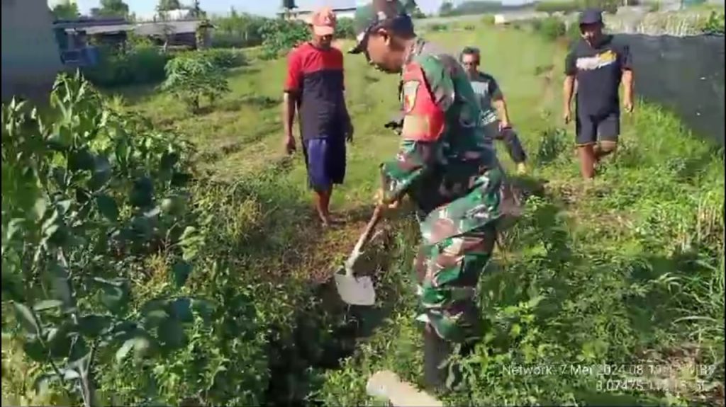 Ciptakan Sanitasi Sehat, Babinsa Koramil 0808/04 Sanankulon Bersama Warga Bergotong-royong Bersihkan Saluran&nbsp;Irigasi