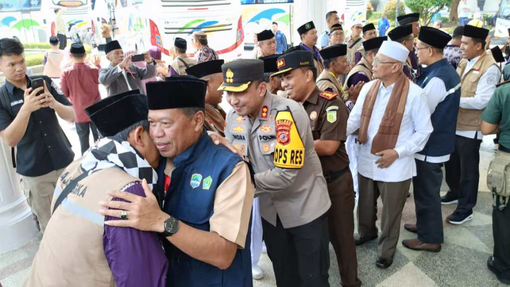 Lepas Calon Jemaah Haji, Sekda H.Eman Suherman berpesan untuk Menjaga Kesehatan saat di Tanah Suci Mekah.