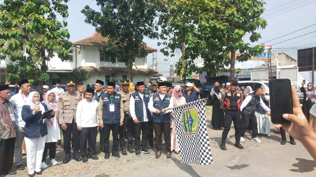 Calon Jamaah Haji Kloter KJT-30 Kabupaten Majalengka di Berangkatkan dari Alun-Alun&nbsp;Jatitujuh