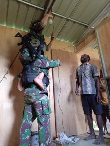 Satgas Mobile Yonif 323 Buat Terang Honai Masyarakat&nbsp;Papua