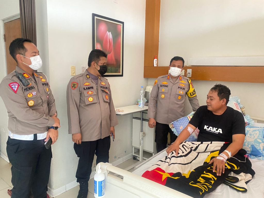 Wujud Kepedulian, Kapolres Lebak Besuk Kapolsek Leuwidamar dan Keluarga Personil Yang&nbsp;Sakit