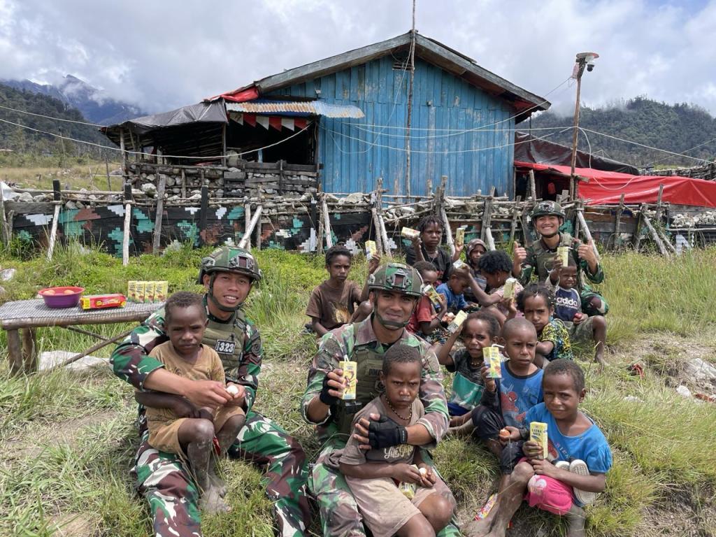 Tingkatkan Kualitas Gizi anak Papua, Satgas Yonif 323 Bagikan Susu dan&nbsp;Telur