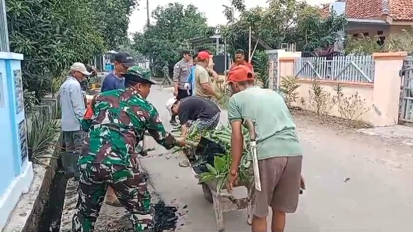 Mitigasi Wabah Penyakit, Anggota Koramil Jatitujuh Laksanakan Karya Bakti Bersihkan Solokan&nbsp;Air