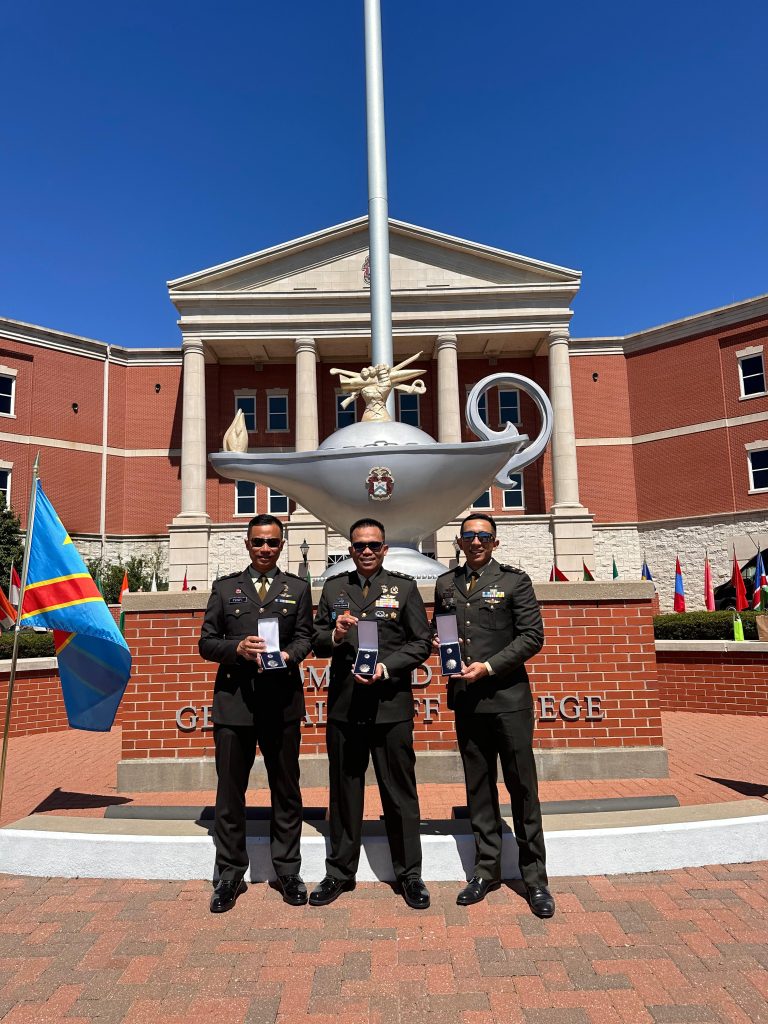 Tiga Perwira TNI AD Raih Prestasi di US Army Command and General Staff&nbsp;College