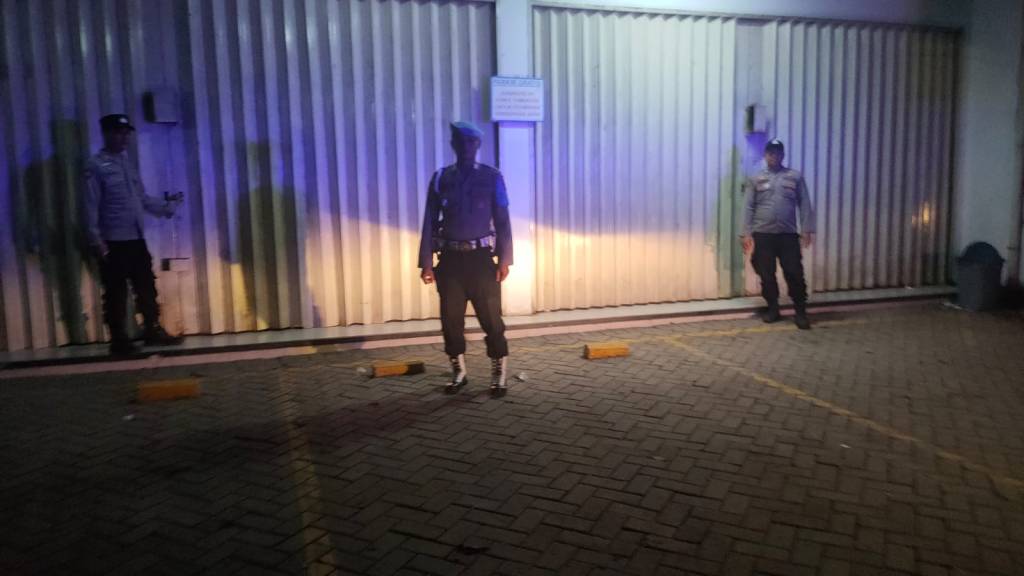 Antisipasi Pembobolan Toko Waralaba, Personil Polsek Curugbitung Polres Lebak Laksanakan Patroli ke Alfamart
