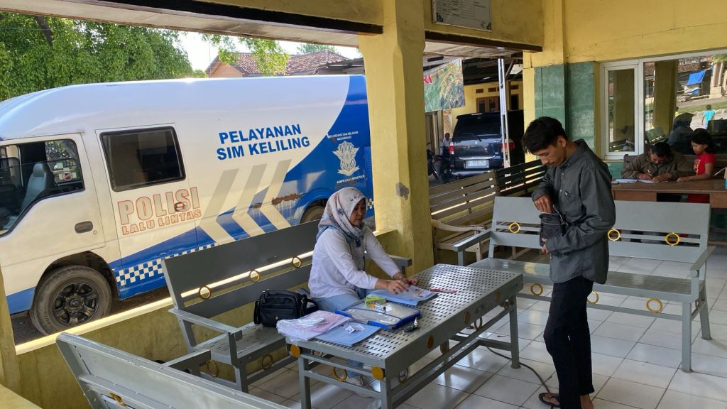 Tindak Lanjuti Aduan Warga dalam Jum’at Curhat, SIM Keliling Polresta Cirebon Hadir di&nbsp;Susukan