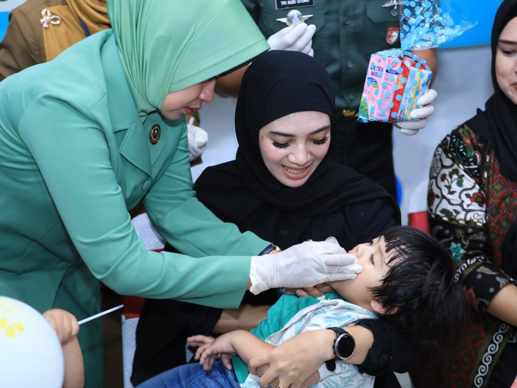 Pekan Imunisasi Nasional (PIN) di Posyandu Menur Griya Waskita Jln.Siaga Dihadiri oleh 813&nbsp;orang.