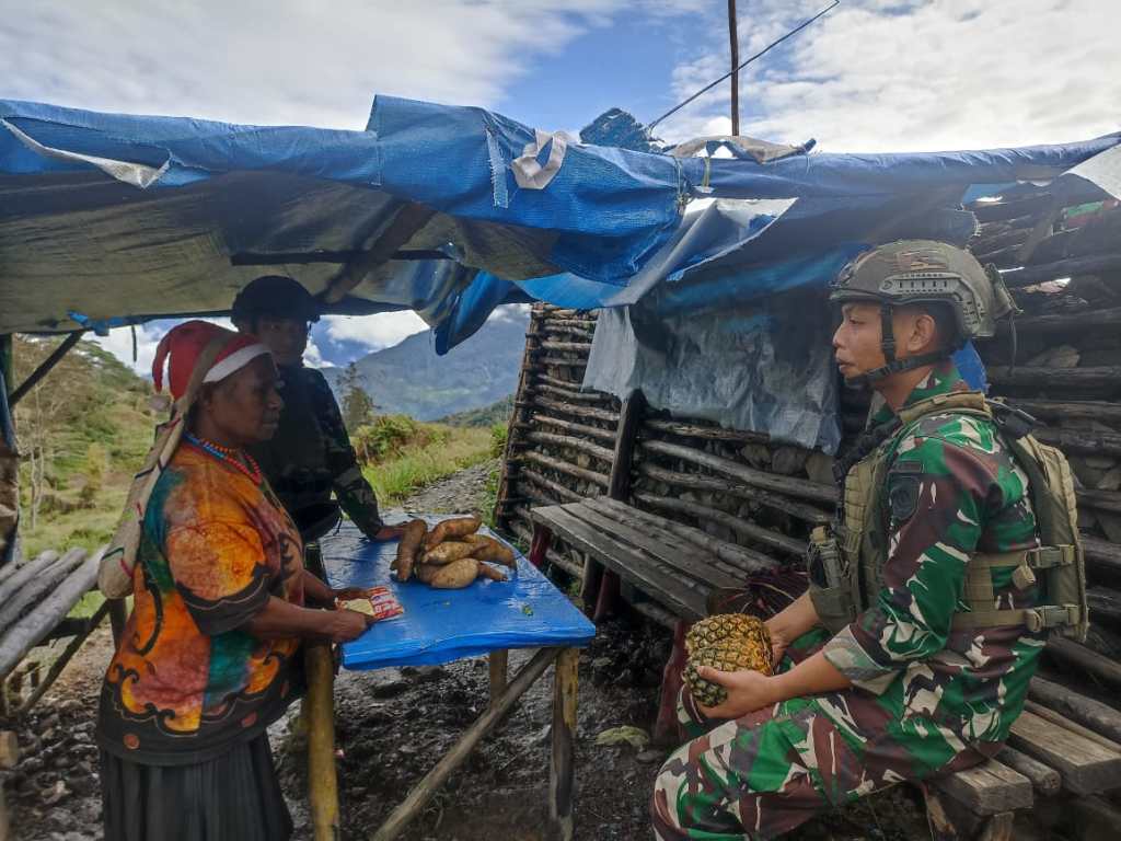 Mama Papua Pulang Dari Pos Satgas Yonif 323 Buaya Putih Dengan Senyuman