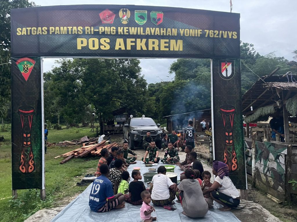 Satgas Yonif 762/VYS Gelar Acara Makan Bersama Untuk Menjalin Keakraban Dengan Warga&nbsp;Afkrem