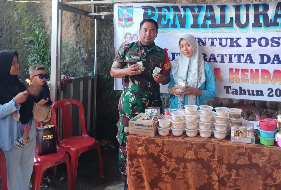 Serda Safrudin Babinsa Koramil 0602-18/Kragilan Dan Bidan Desa Berikan PMT Untuk Anak&nbsp;Balita