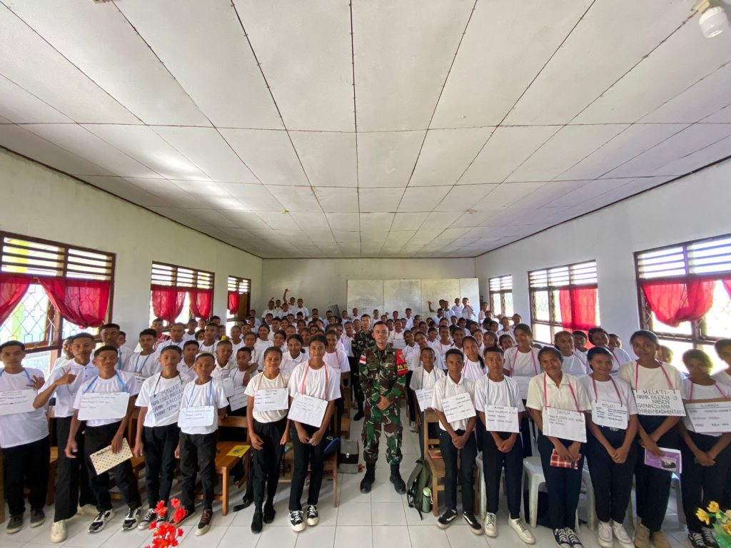 Satgas Yonkav 6/Naga Karimata Berikan Materi Wasbang Kepada Siswa SMA Ajaran Baru