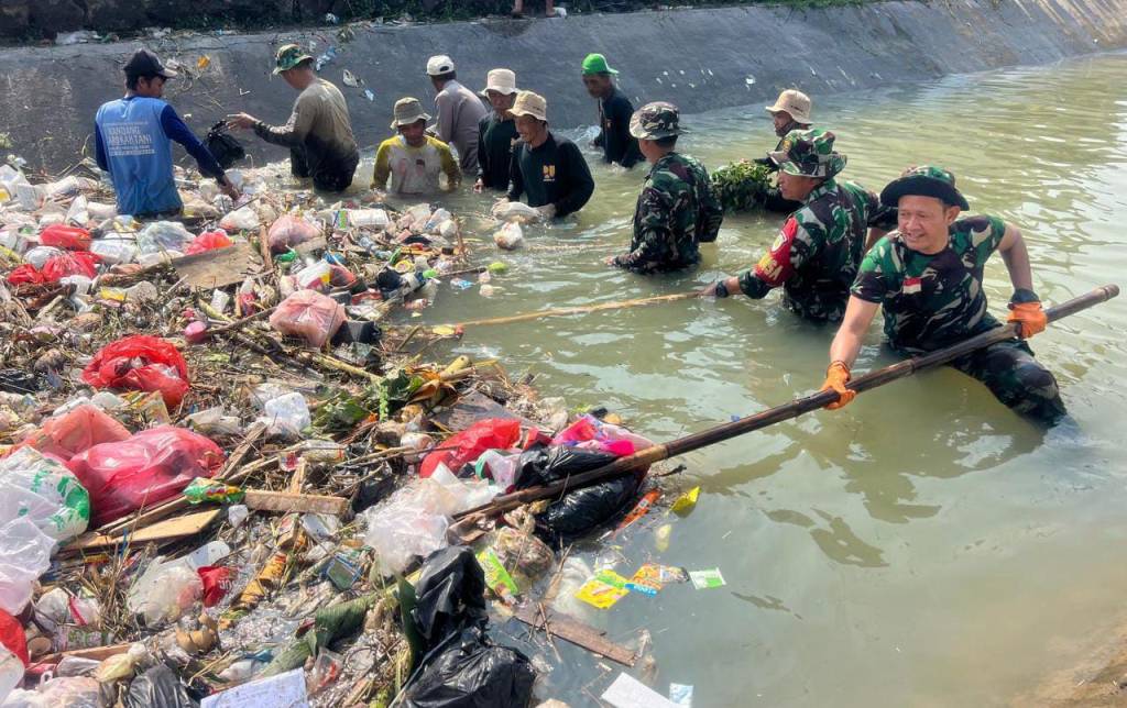Danramil 0602-06/Kramatwatu Pimpin Anggota Terjun Langsung Bersihkan Sampah Di Sungai Kampung Sidungkul