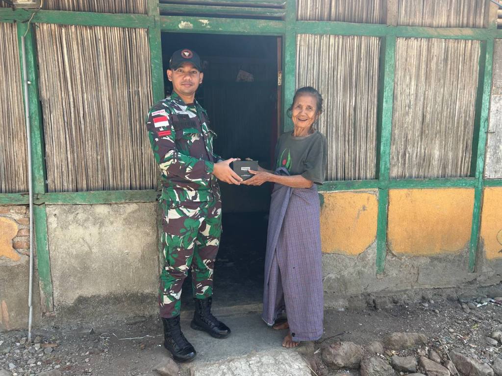 Satgas Yonkav 6/Naga Karimata Berikan Bahan Sargal Kepada&nbsp;Masyarakat