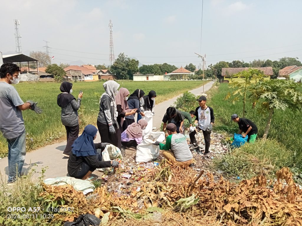 Pemdes Gempol Giat Bersih Sampah Bersama Mahasiswa KKN dari Kampus UIN SSC dan BUMDES Mandiri&nbsp;Gempol.