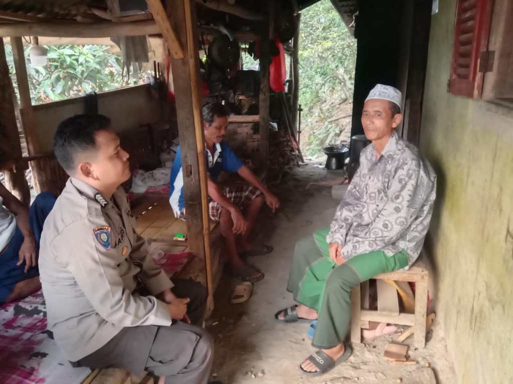 Bhabinkamtibmas Desa Muncang Polsek Muncang Polres Lebak Melaksanakan Anjangsana Ke Warga Desa&nbsp;Binaan