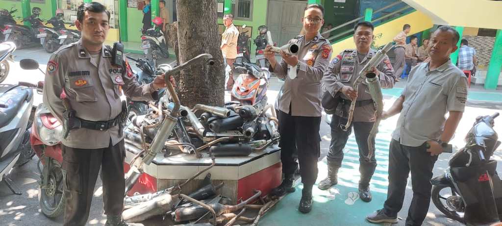 Polsek Gempol Tertibkan Knalpot yang tidak sesuai Spesifikasi&nbsp;Teknis
