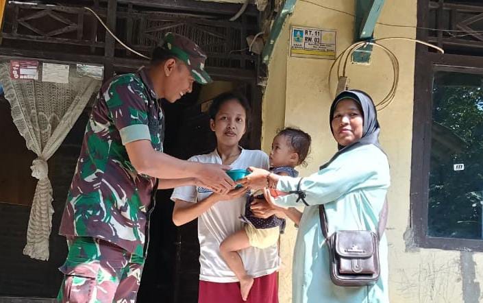 Sertu Asep Babinsa Koramil 0602-12/Ciomas Dukung PMT Dalam Upaya Penurunan&nbsp;Stunting