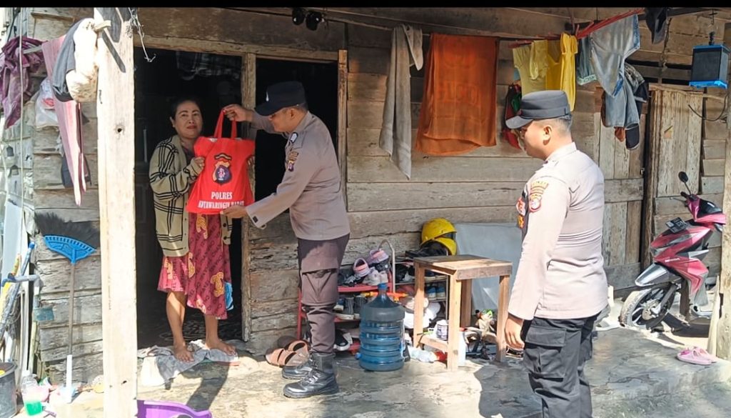 Personel Polres Kobar Berikan Bansos untuk Warga Kurang&nbsp;Mampu